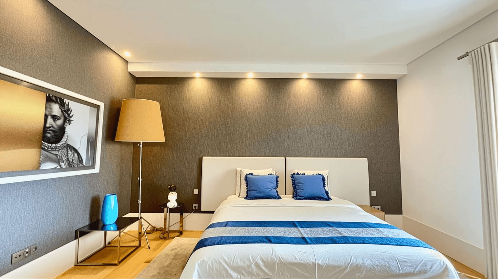 HostUs Properties is excited to offer this luxurious, river-view apartment for your next visit to Lisbon.