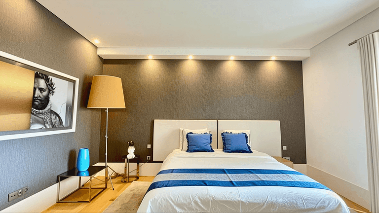 HostUs Properties is excited to offer this luxurious, river-view apartment for your next visit to Lisbon.