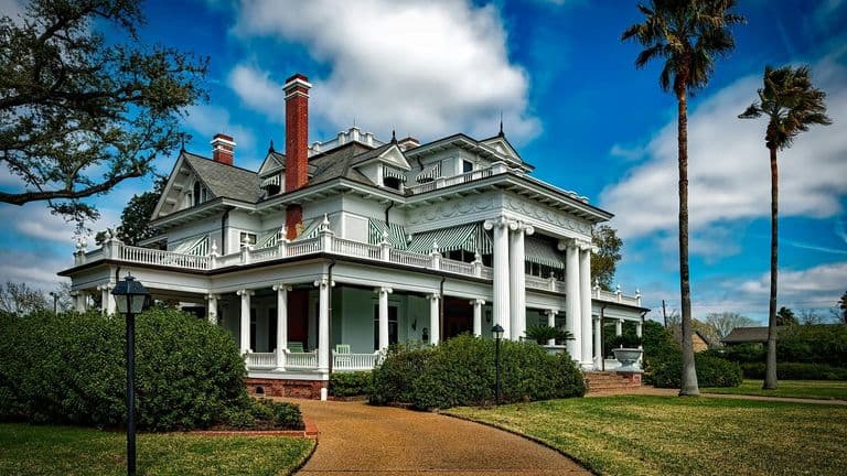 Resilient Luxury Real Estate: High-End Home Sales Thrive Amid Economic Challenges