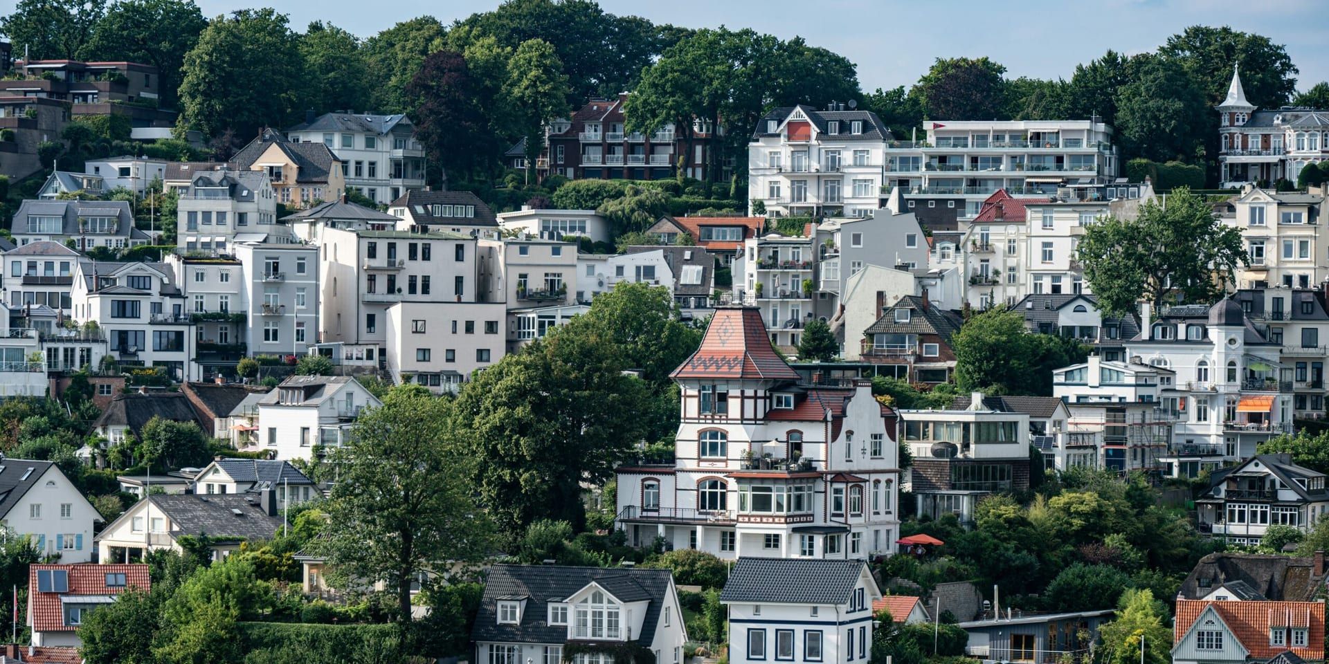 U.S. Housing Market Sees Regional Price Adjustments Amid Rising Inventory