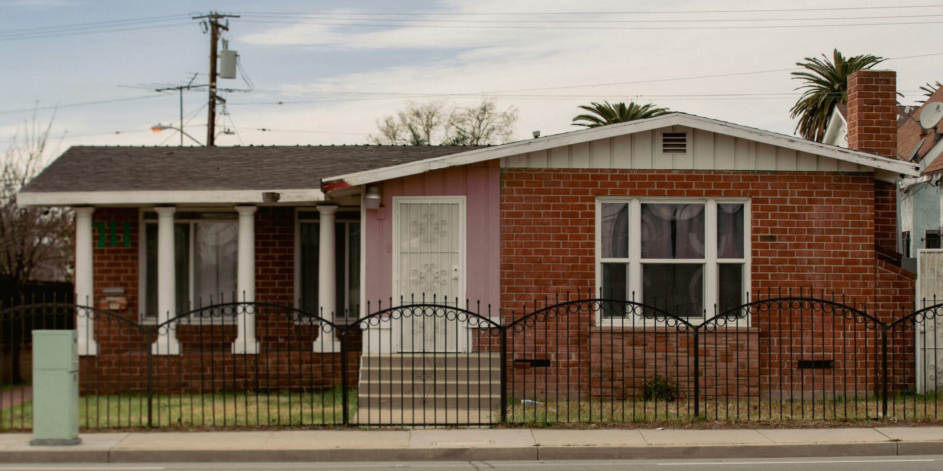 Sellers Pull Back, Delistings Spike Across U.S. Housing Market