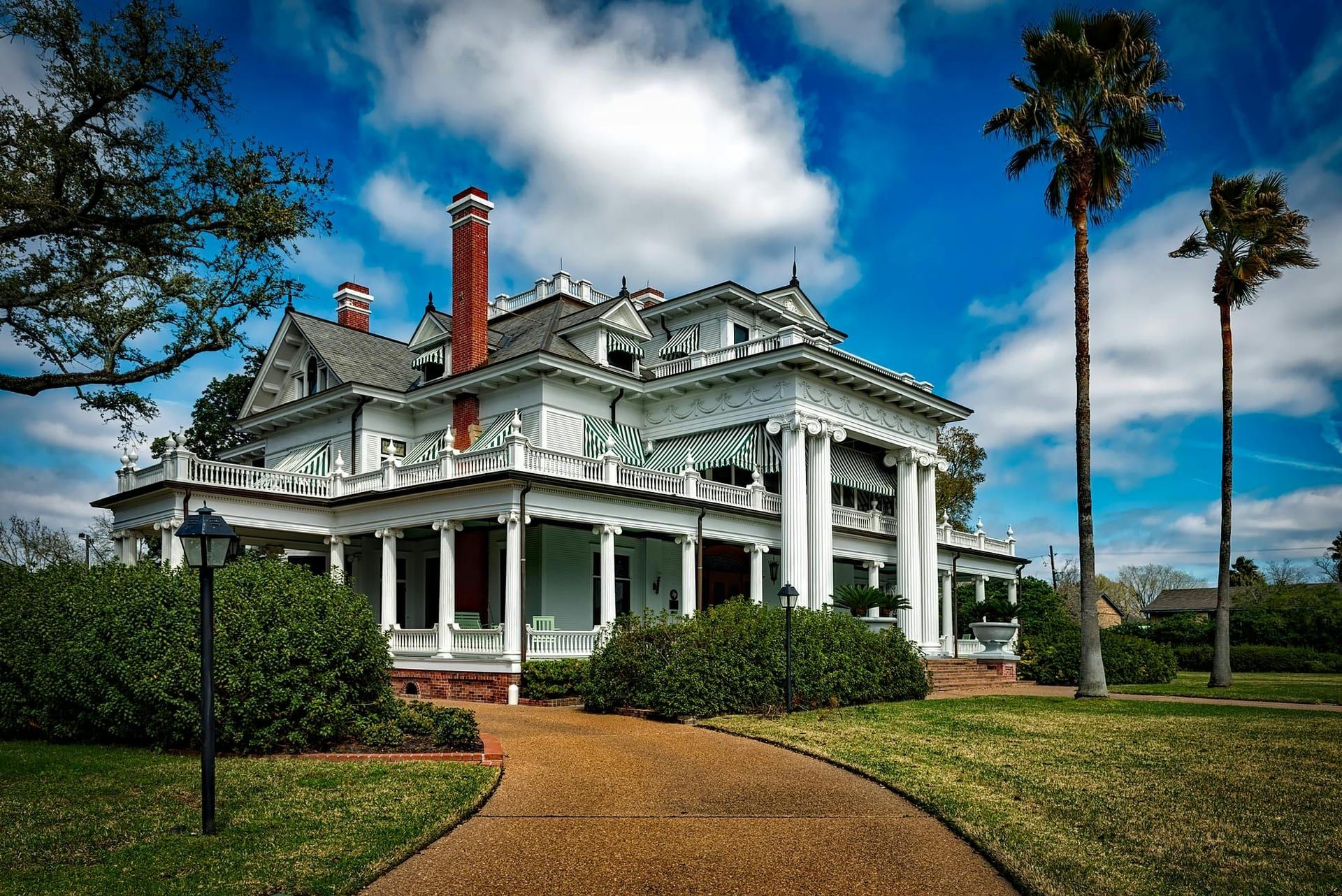 Resilient Luxury Real Estate: High-End Home Sales Thrive Amid Economic Challenges
